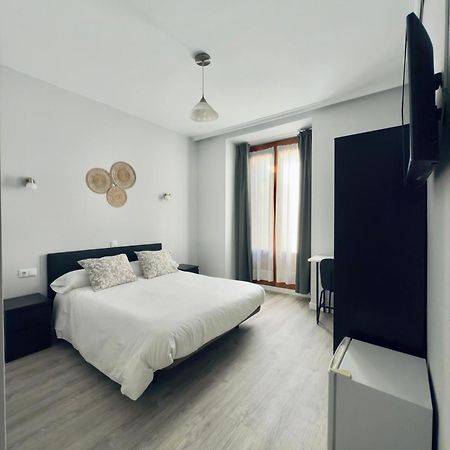 Hostal Conde De Alba Madrid Esterno foto