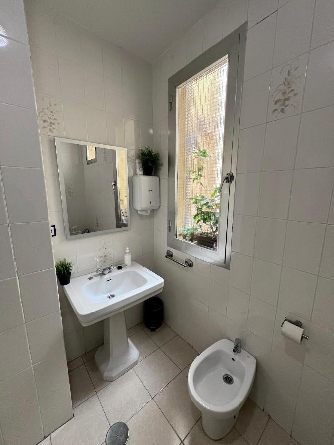Hostal Conde De Alba Madrid Esterno foto