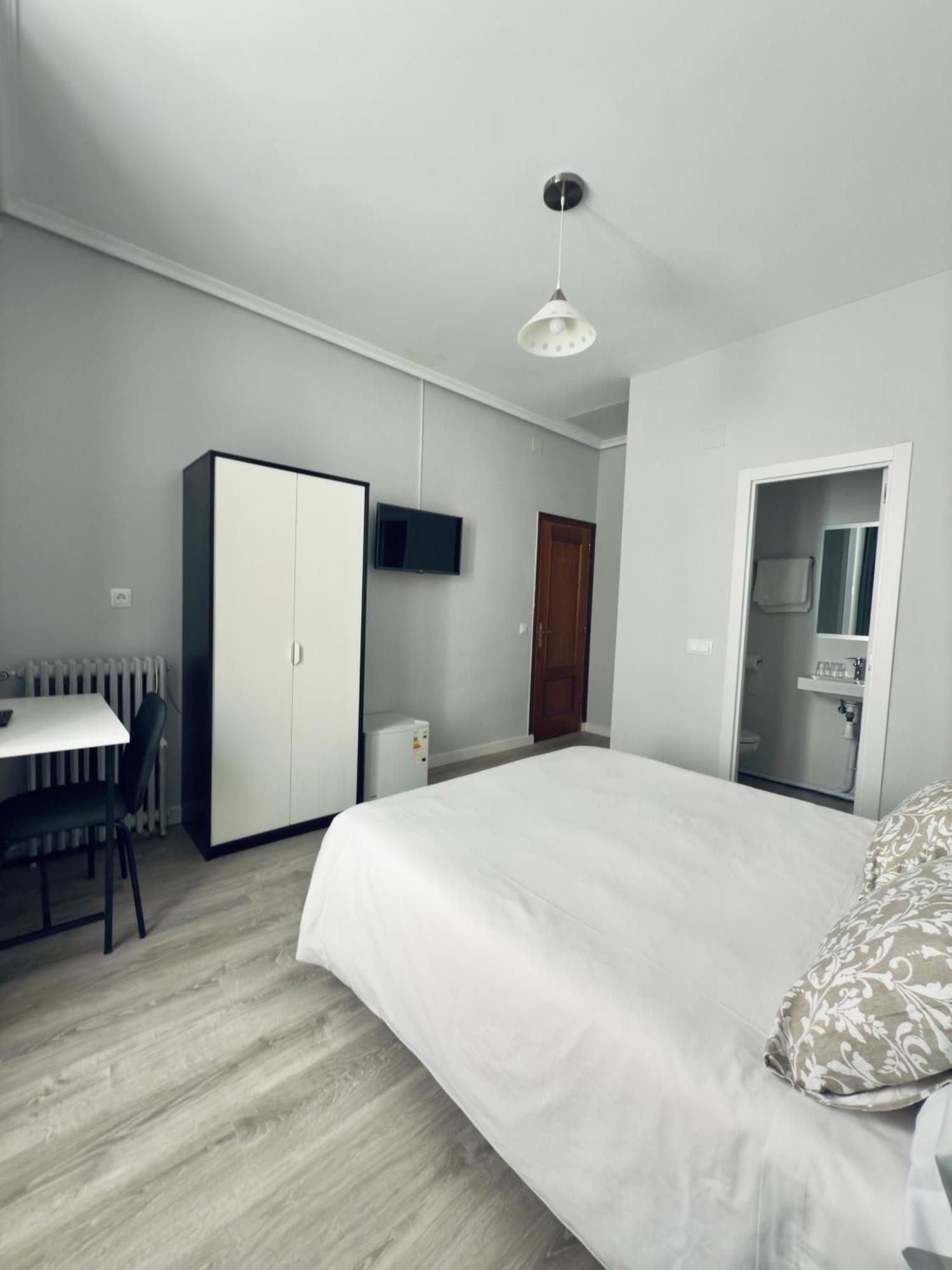 Hostal Conde De Alba Madrid Esterno foto