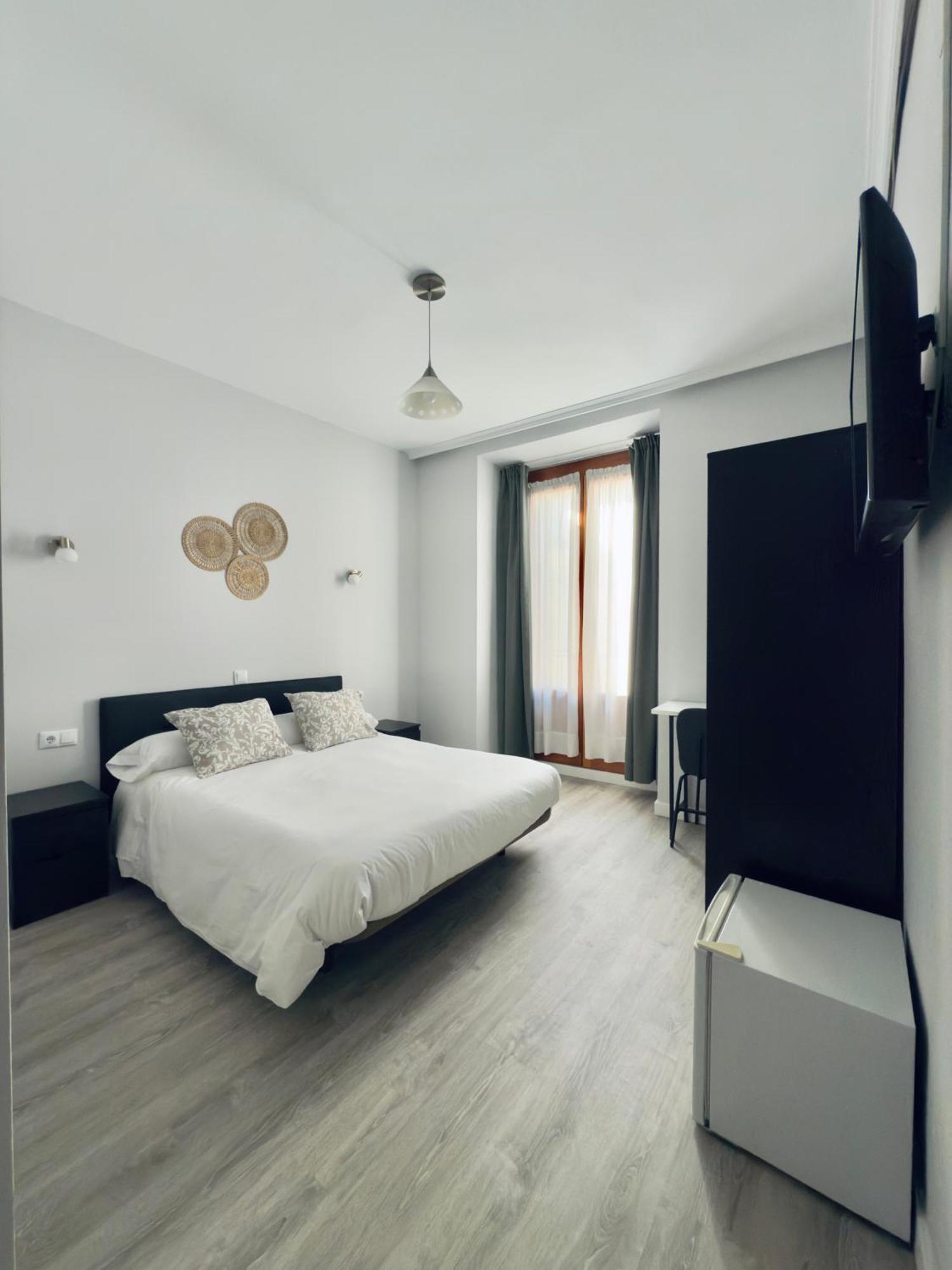 Hostal Conde De Alba Madrid Esterno foto
