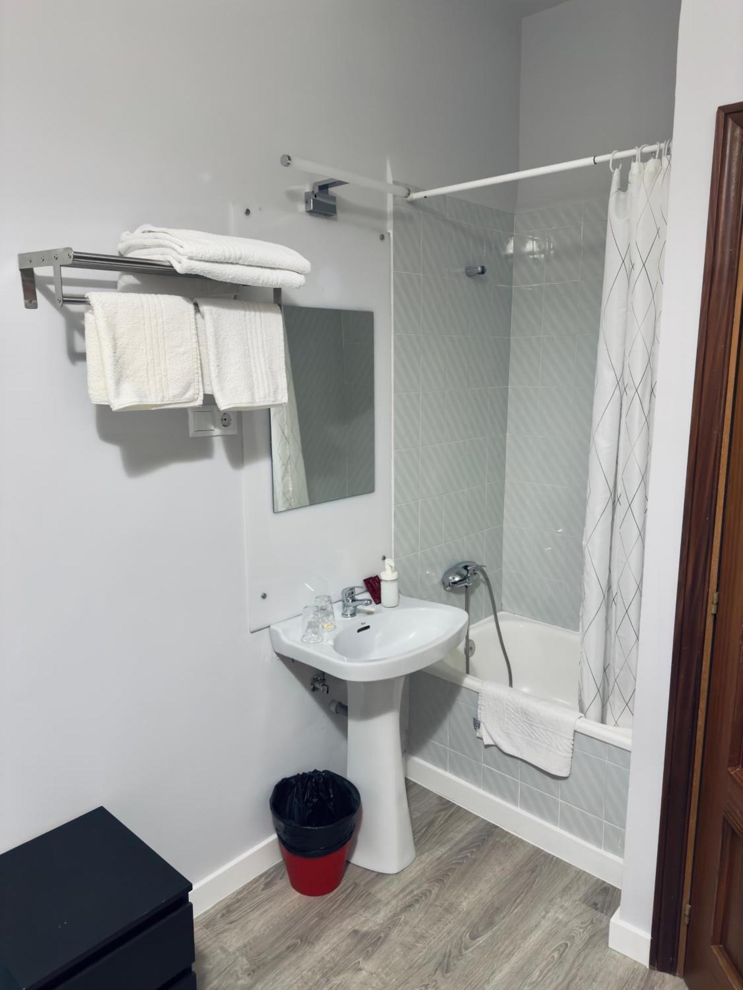 Hostal Conde De Alba Madrid Esterno foto