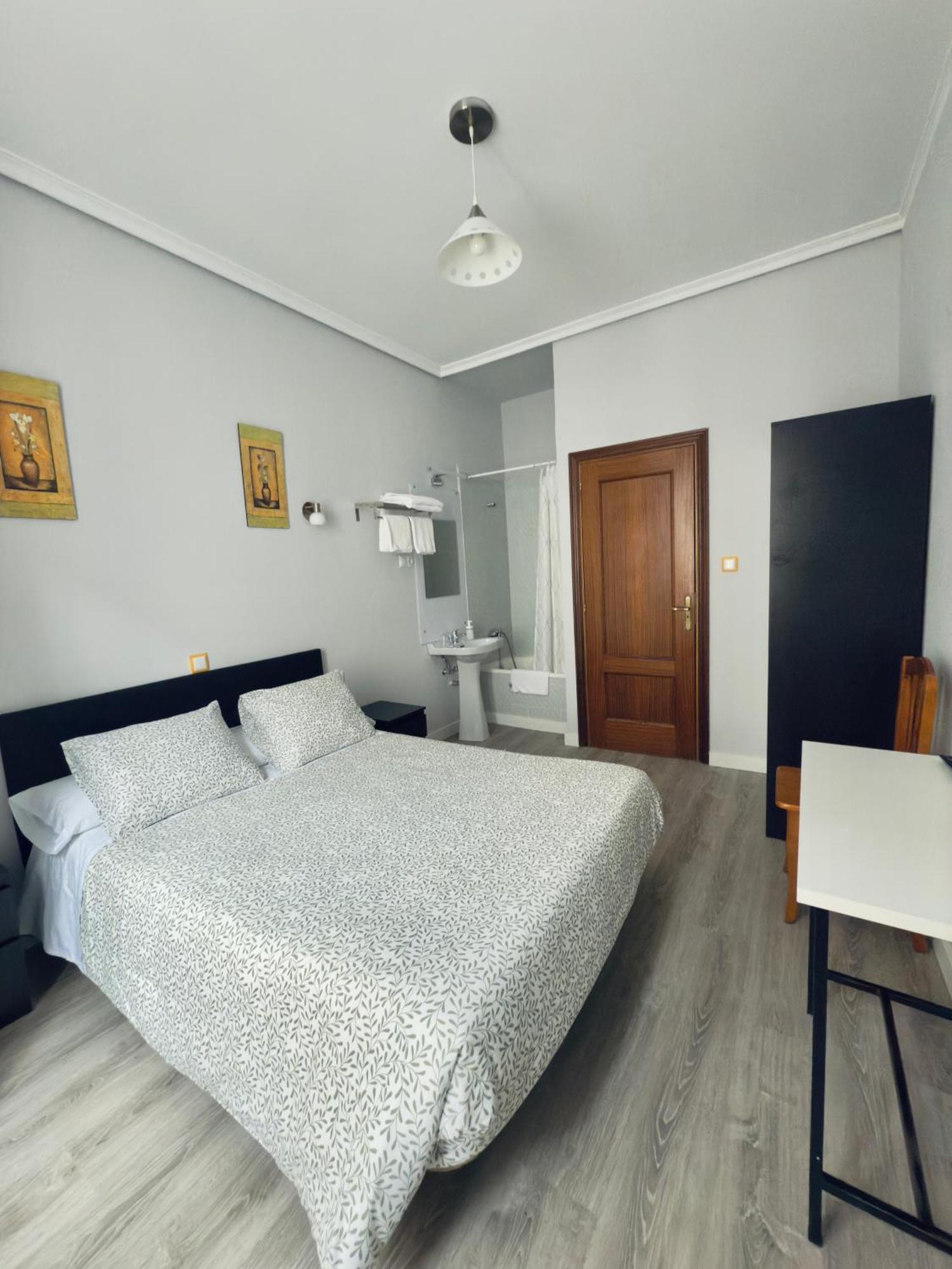 Hostal Conde De Alba Madrid Esterno foto