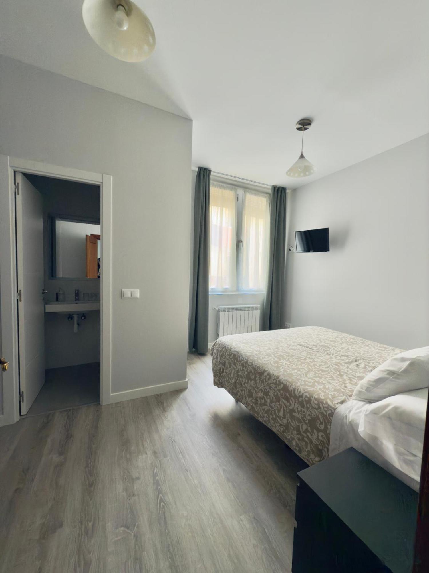 Hostal Conde De Alba Madrid Esterno foto