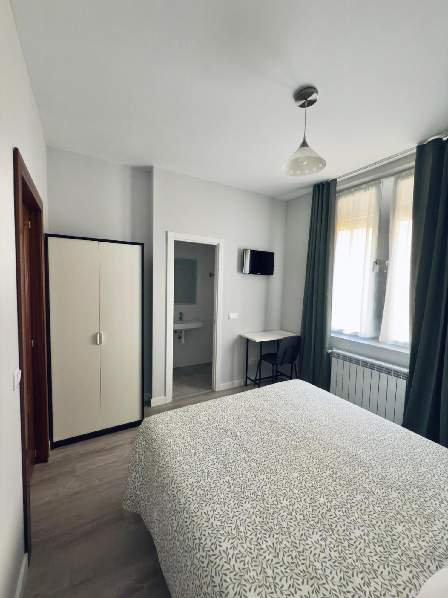 Hostal Conde De Alba Madrid Esterno foto