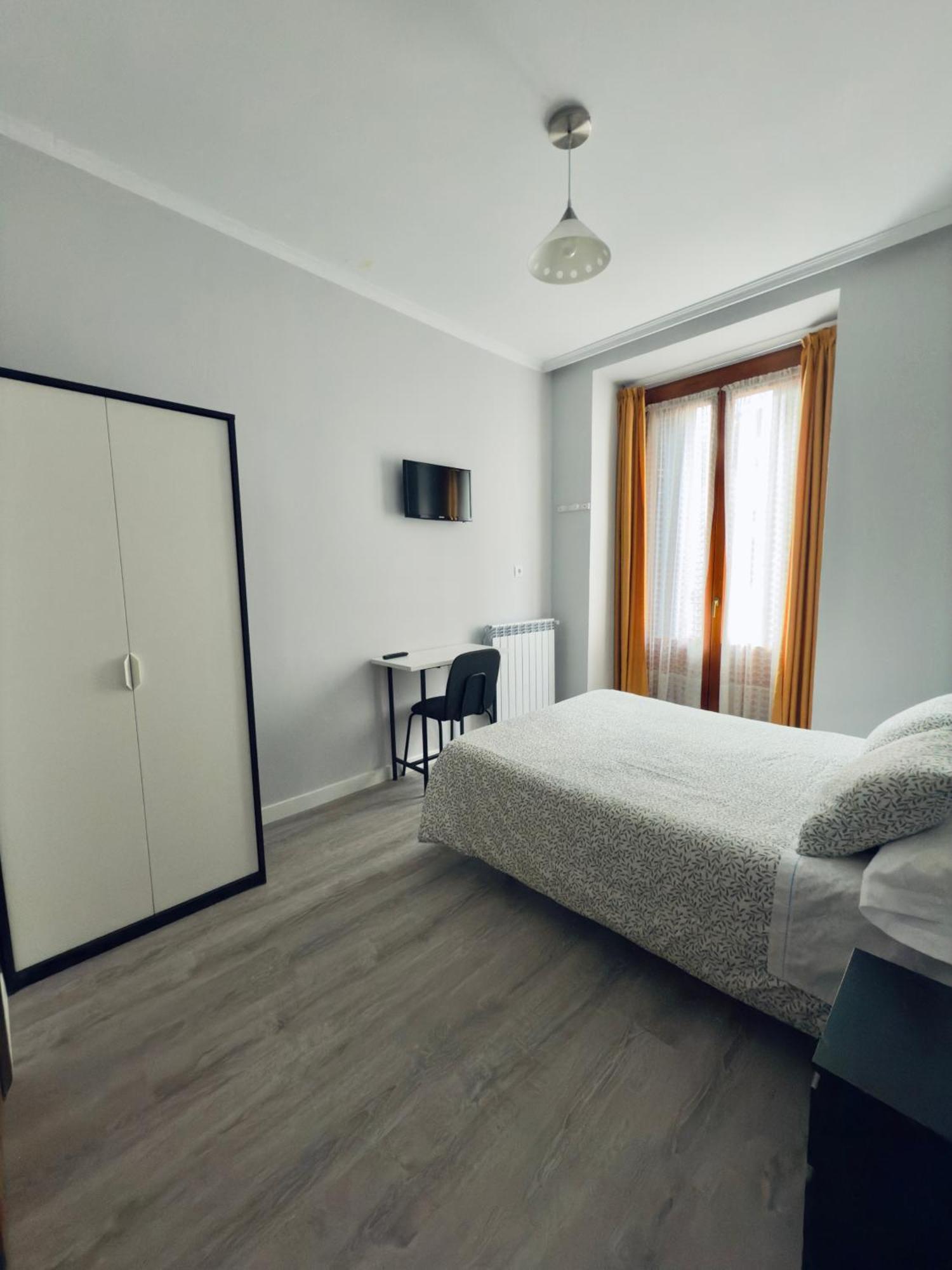 Hostal Conde De Alba Madrid Esterno foto