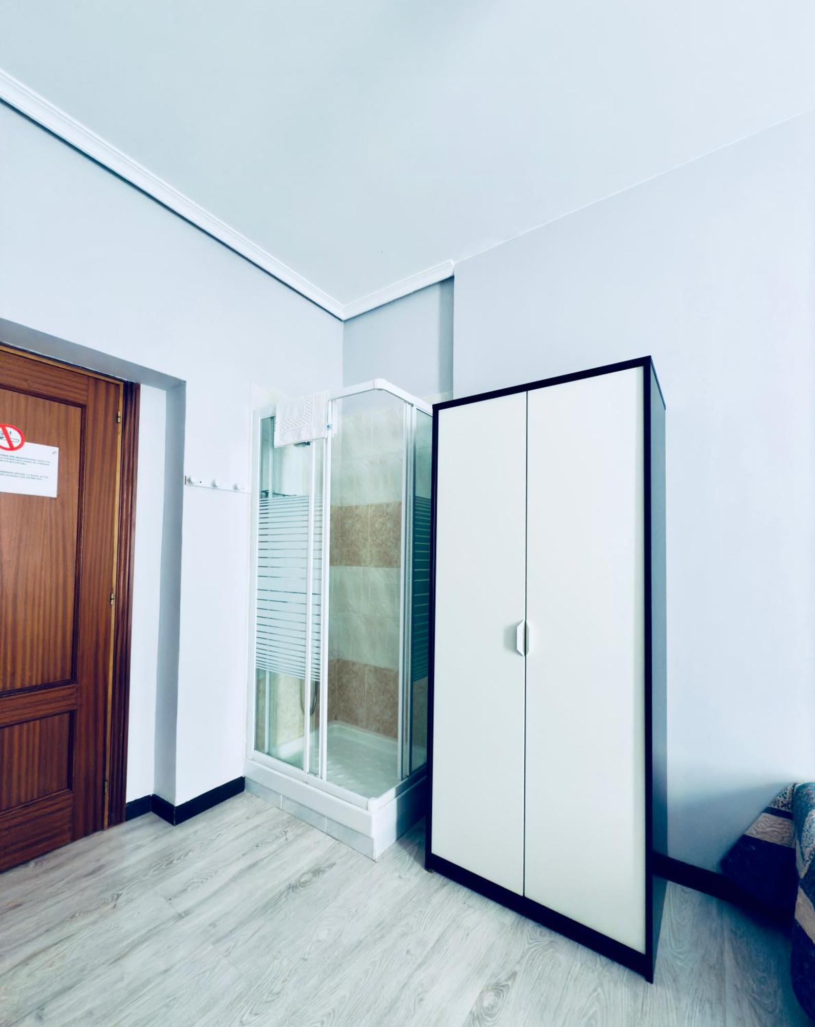 Hostal Conde De Alba Madrid Esterno foto