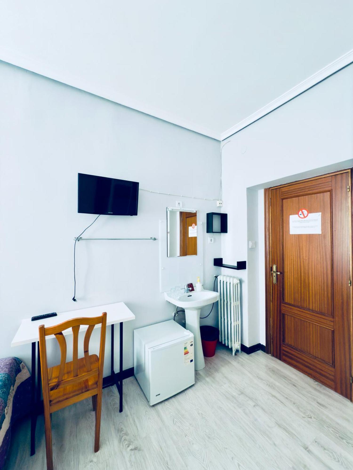Hostal Conde De Alba Madrid Esterno foto