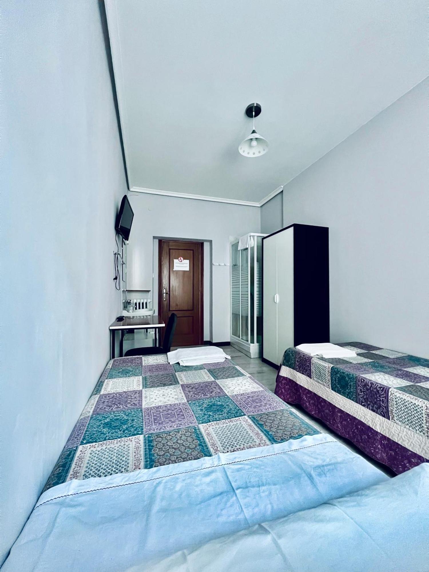 Hostal Conde De Alba Madrid Esterno foto