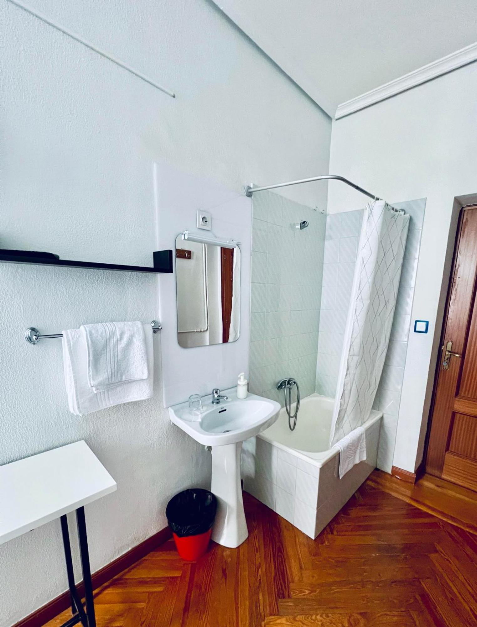 Hostal Conde De Alba Madrid Esterno foto