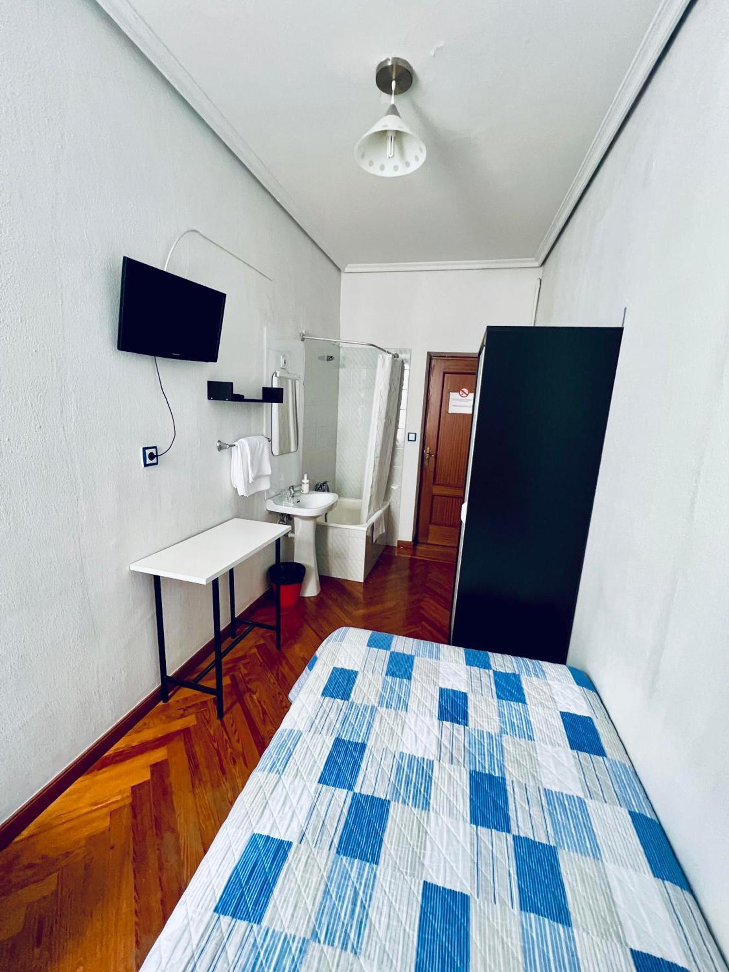 Hostal Conde De Alba Madrid Esterno foto