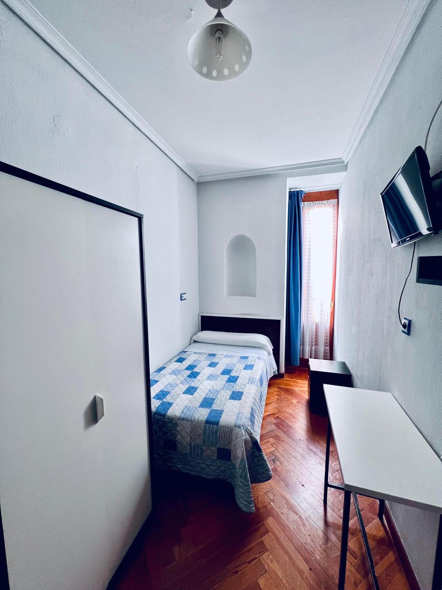 Hostal Conde De Alba Madrid Esterno foto
