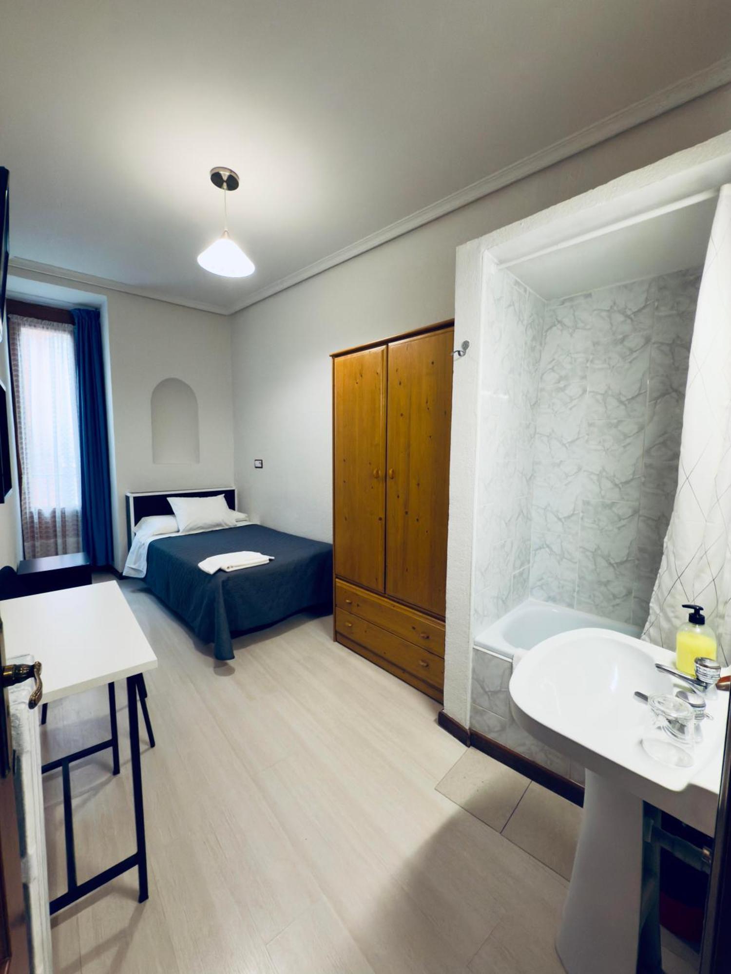 Hostal Conde De Alba Madrid Esterno foto
