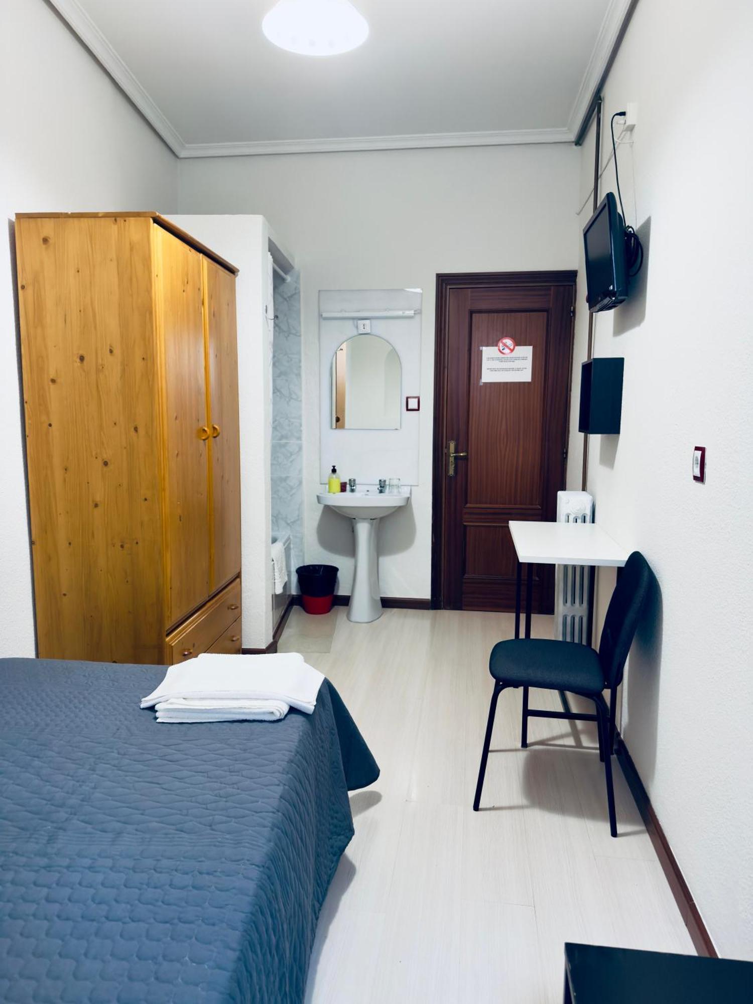 Hostal Conde De Alba Madrid Esterno foto